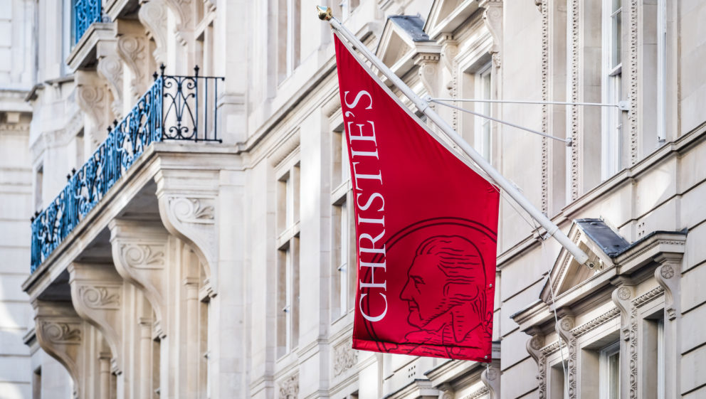 Fachada clásica con la bandera roja de Christie's