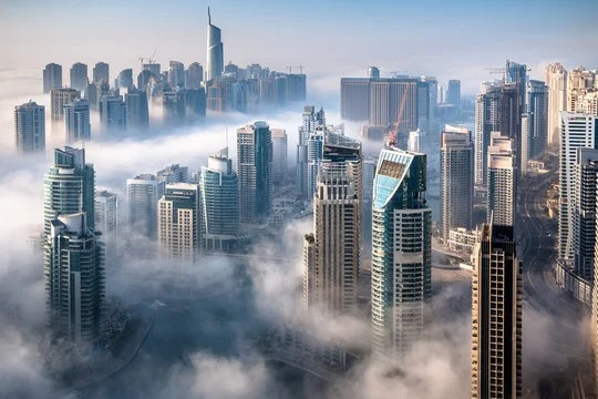 Rascacielos de Dubai Marina entre la niebla