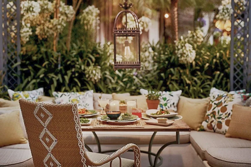 Mesa de brunch en una terraza con flores