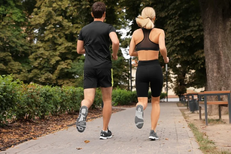 Pareja corriendo por un parque