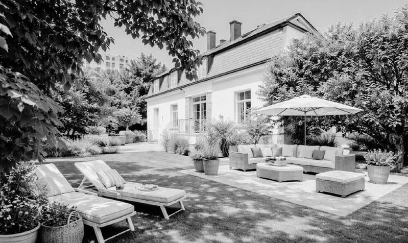 Residencia clásica con balcón y jardín