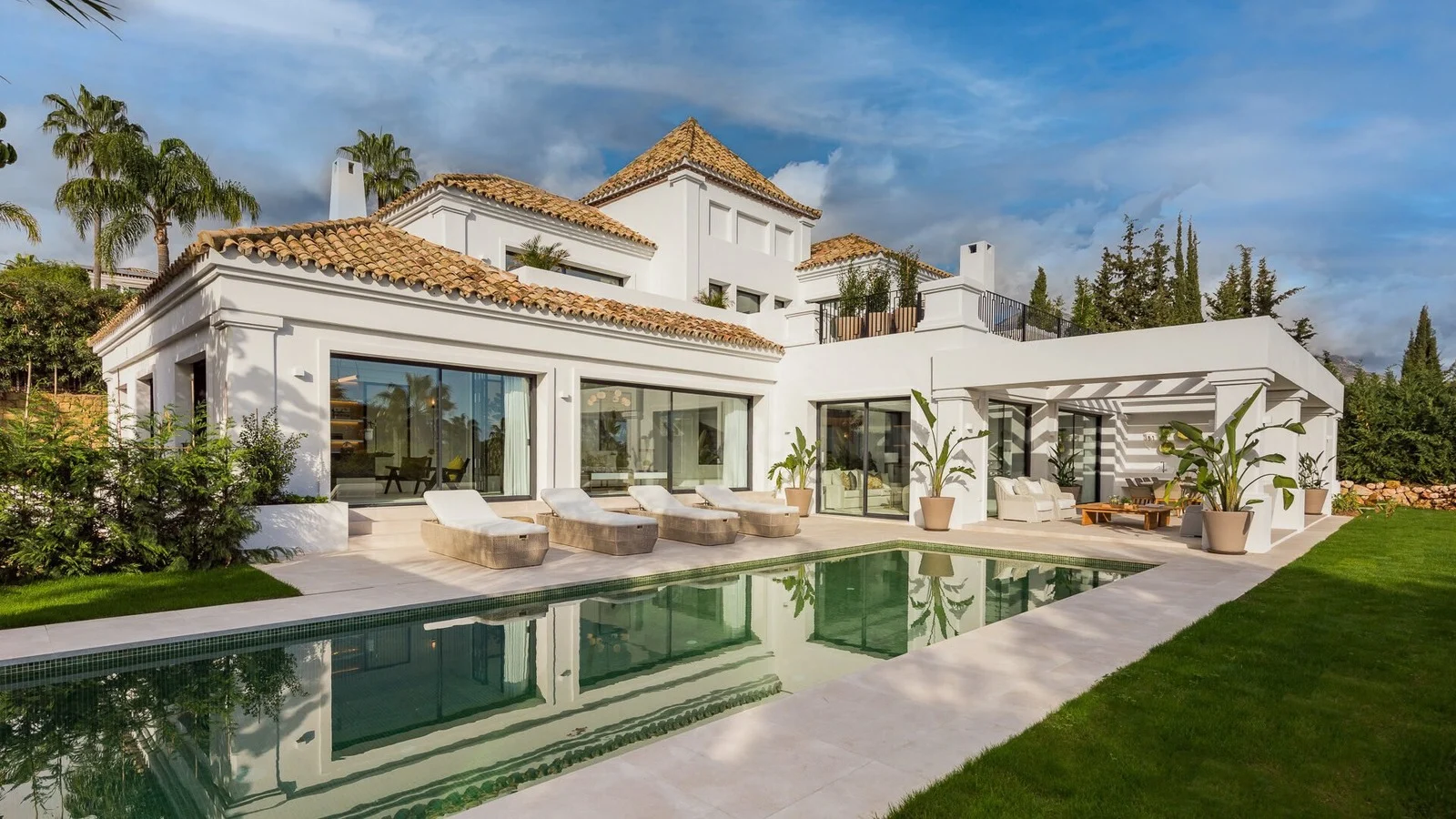 Villa mediterránea con piscina en Sierra Blanca, Marbella