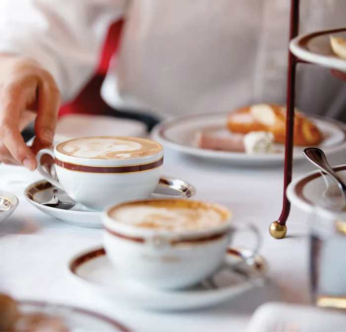 Tazas de café en una mesa blanca